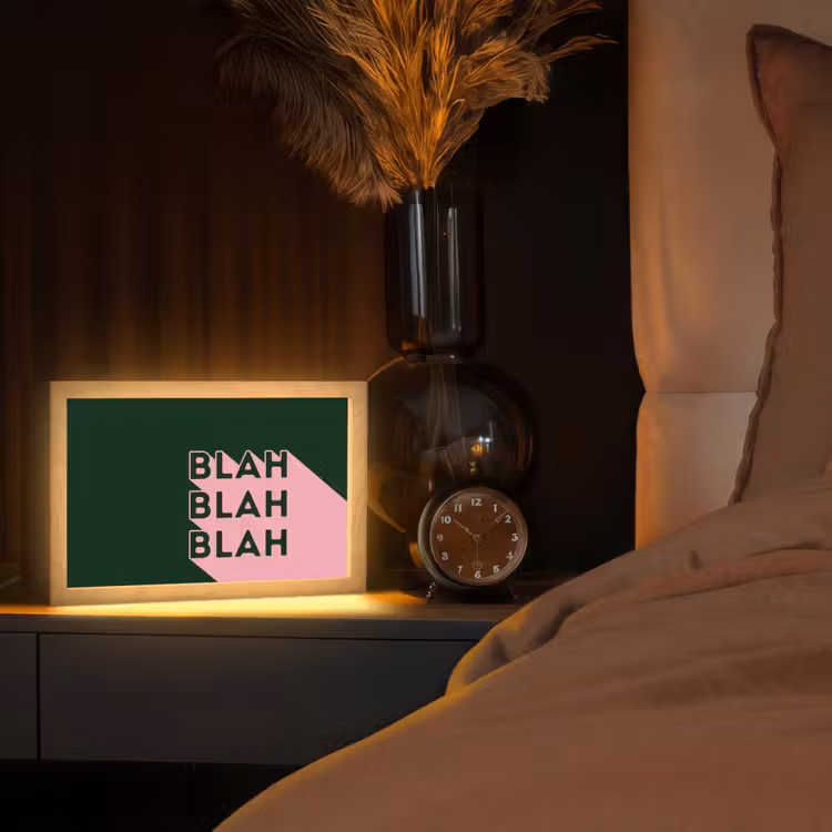 Donkergroen - Tekst - Schaduw - Grafisch Light Box met kabel (Tafellamp) klein -sfeer1