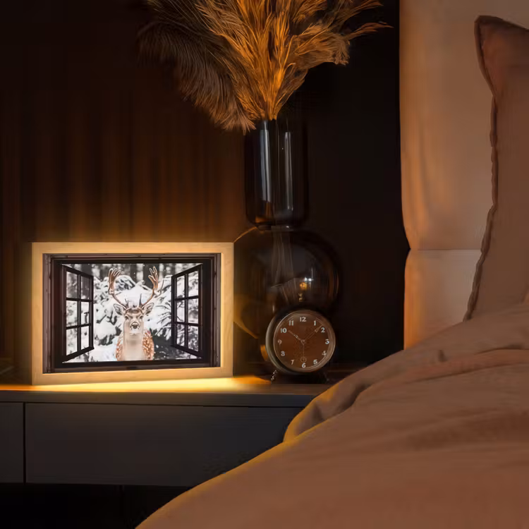 Hert - Sneeuw - Winter - Bos - Dieren - Doorkijk Light Box met kabel (Tafellamp) klein -sfeer1