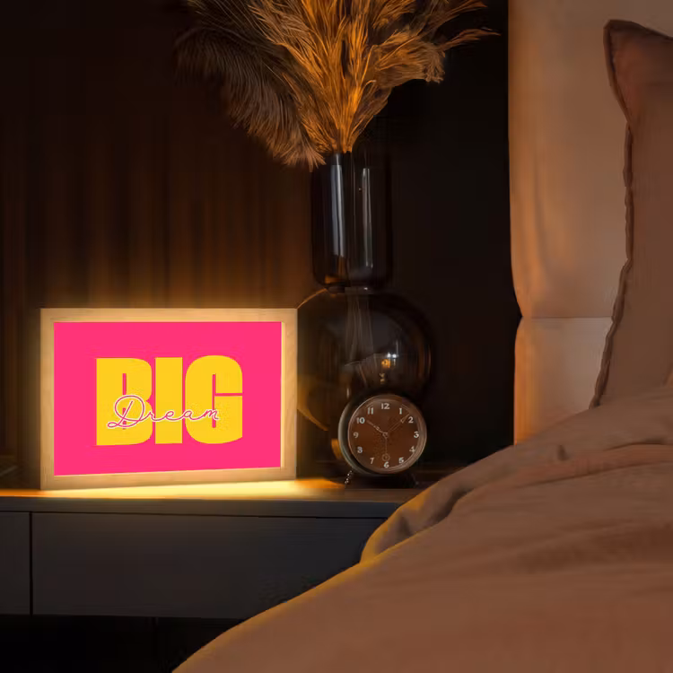 Dream big - Roze - Geel - Minimalistisch Light Box met kabel (Tafellamp) klein -sfeer1