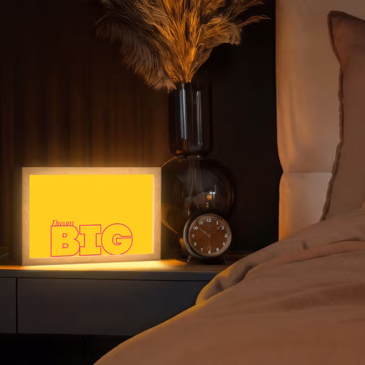 Dream big - Geel - Grafisch Light Box met kabel (Tafellamp) klein -sfeer1