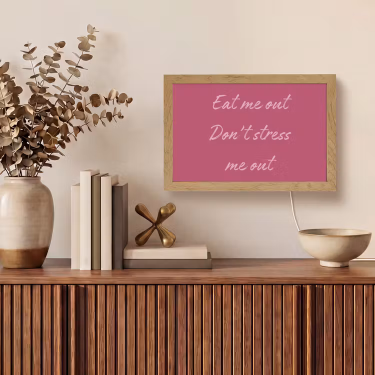 eat me out don't stress me out - Roze - Minimalistisch Light Box met kabel (Tafellamp) klein -sfeer2