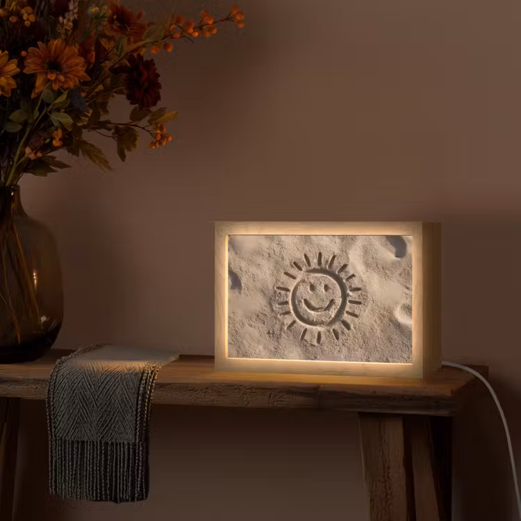 Gezichtje - Zon - Zand - Getekend Light Box met kabel (Tafellamp) klein -sfeer4
