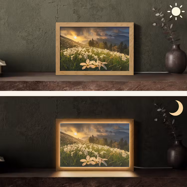 Bloemenveld - Heuvels - Zonsondergang - Berg - Natuur - Wit - Heuvels Light Box met kabel (Tafellamp) klein -sfeer3