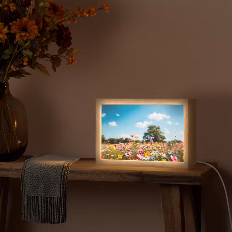 Bloemenweide - Blauw - Lucht - Kleuren Light Box met kabel (Tafellamp) klein -sfeer4