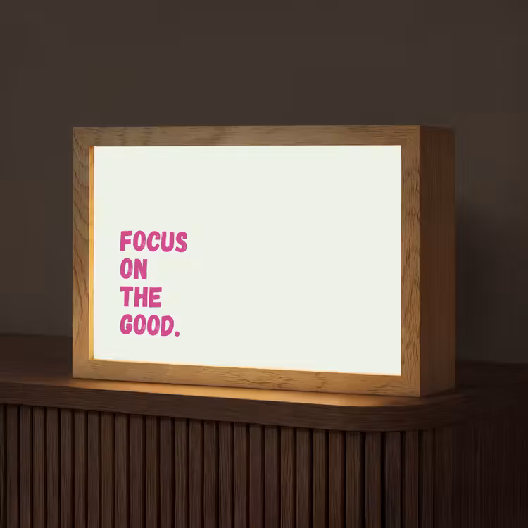 Focus on the good - Beige - Roze Light Box met kabel (Tafellamp) klein -z3d_website