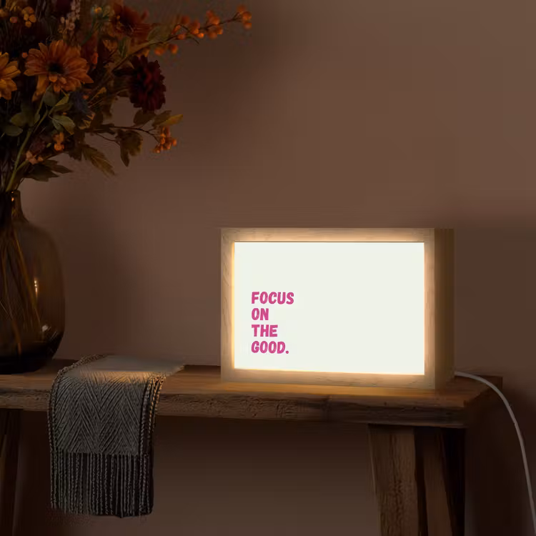 Focus on the good - Beige - Roze Light Box met kabel (Tafellamp) klein -sfeer4