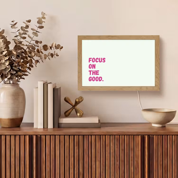 Focus on the good - Beige - Roze Light Box met kabel (Tafellamp) klein -sfeer2