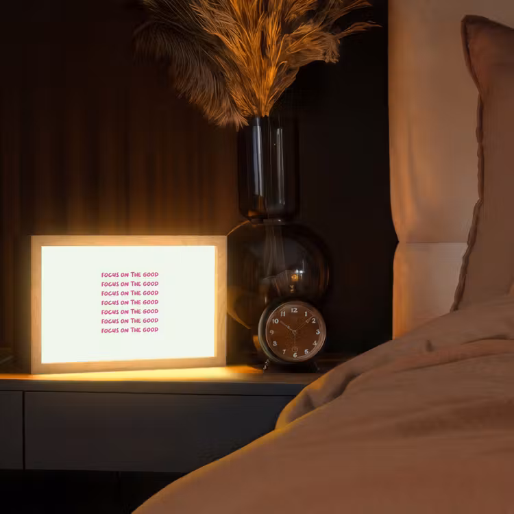 Focus on the good - Roze Light Box met kabel (Tafellamp) klein -sfeer1