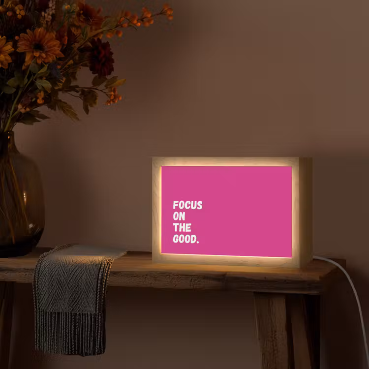 Focus on the good - Roze - Simple Light Box met kabel (Tafellamp) klein -sfeer4