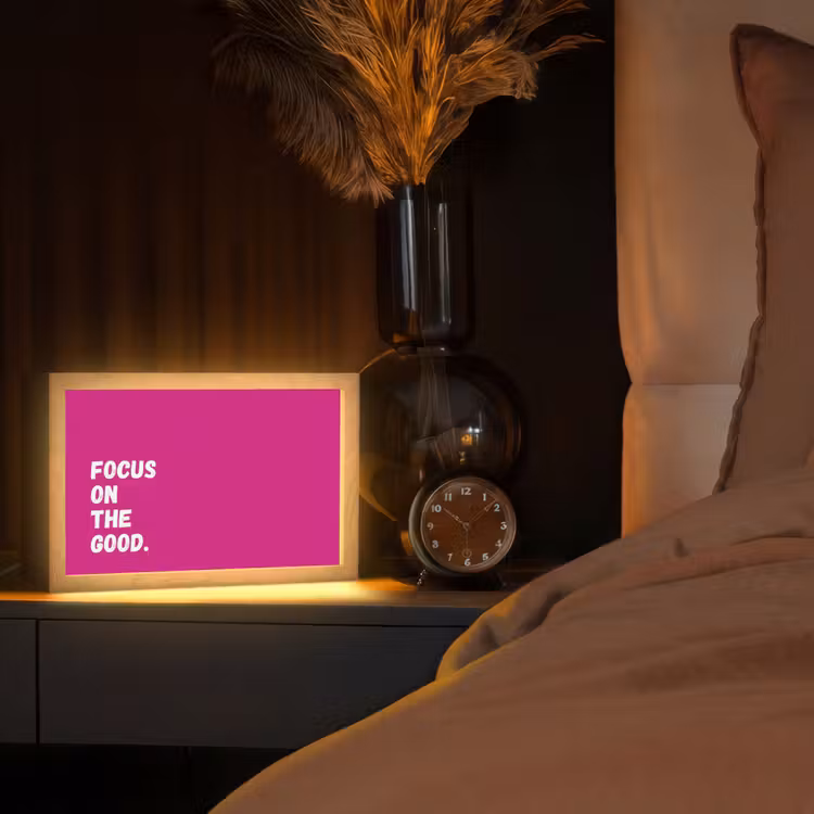 Focus on the good - Roze - Simple Light Box met kabel (Tafellamp) klein -sfeer1