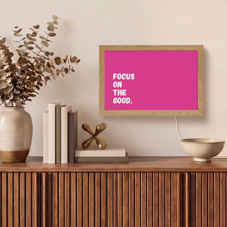 Focus on the good - Roze - Simple Light Box met kabel (Tafellamp) klein -sfeer2