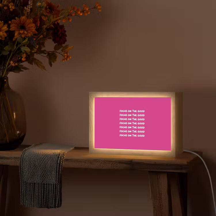 Focus on the good - Roze - wit Light Box met kabel (Tafellamp) klein -sfeer4