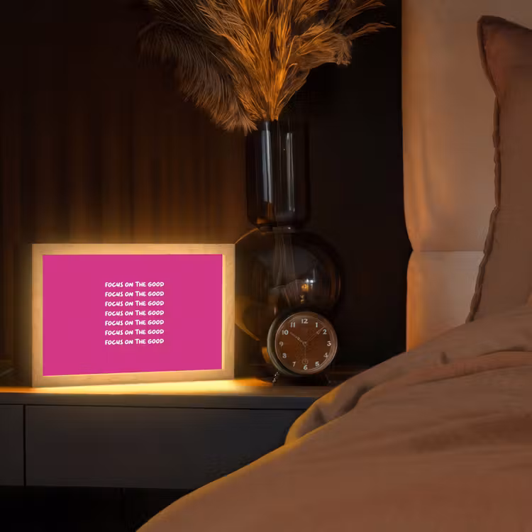 Focus on the good - Roze - wit Light Box met kabel (Tafellamp) klein -sfeer1