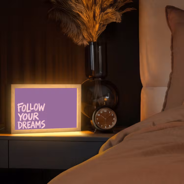 Follow your dreams - Paars - Penseeltextuur Light Box met kabel (Tafellamp) klein -sfeer1