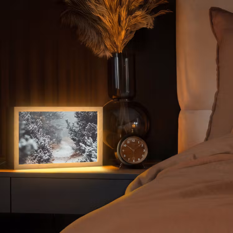 Bos - Winter - Bomen - Natuur - Pad - Sneeuw Light Box met kabel (Tafellamp) klein -sfeer1