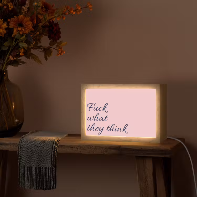 Fuck what they think - Roze - Minimalistisch Light Box met kabel (Tafellamp) klein -sfeer4