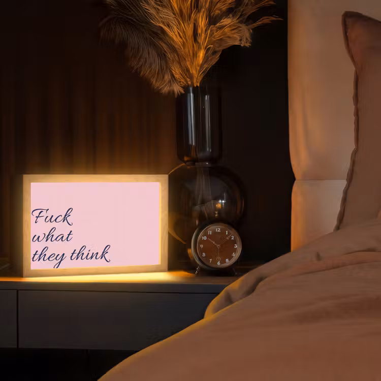 Fuck what they think - Roze - Minimalistisch Light Box met kabel (Tafellamp) klein -sfeer1