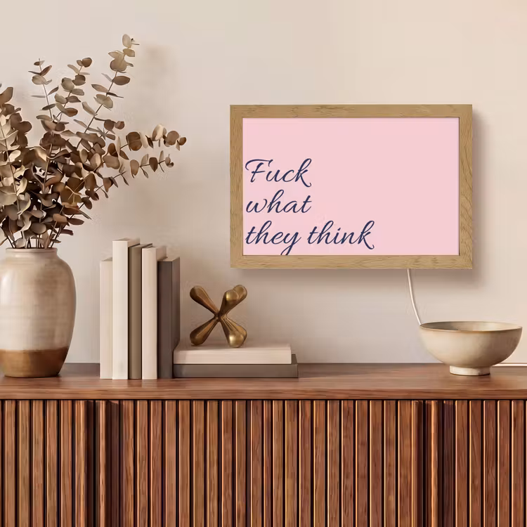 Fuck what they think - Roze - Minimalistisch Light Box met kabel (Tafellamp) klein -sfeer2