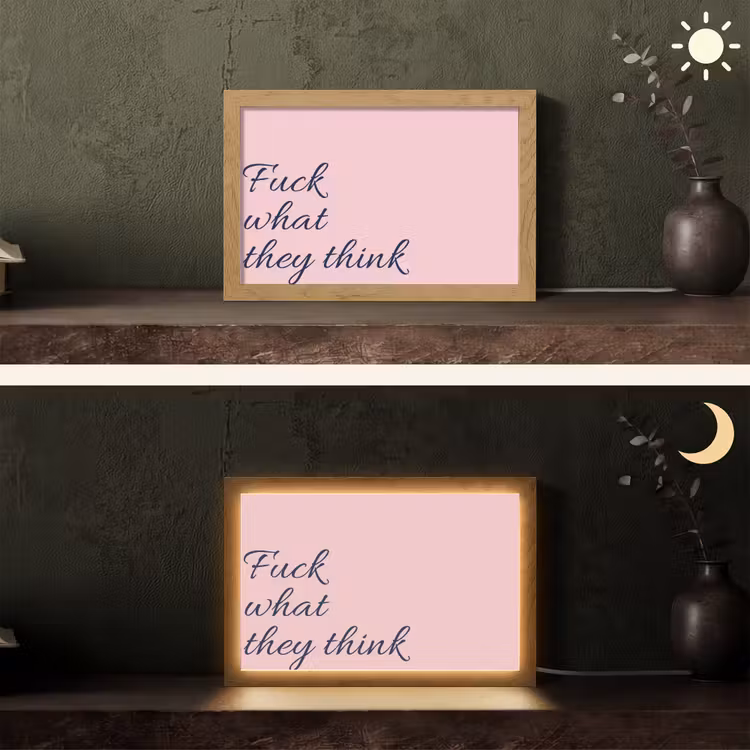 Fuck what they think - Roze - Minimalistisch Light Box met kabel (Tafellamp) klein -sfeer3