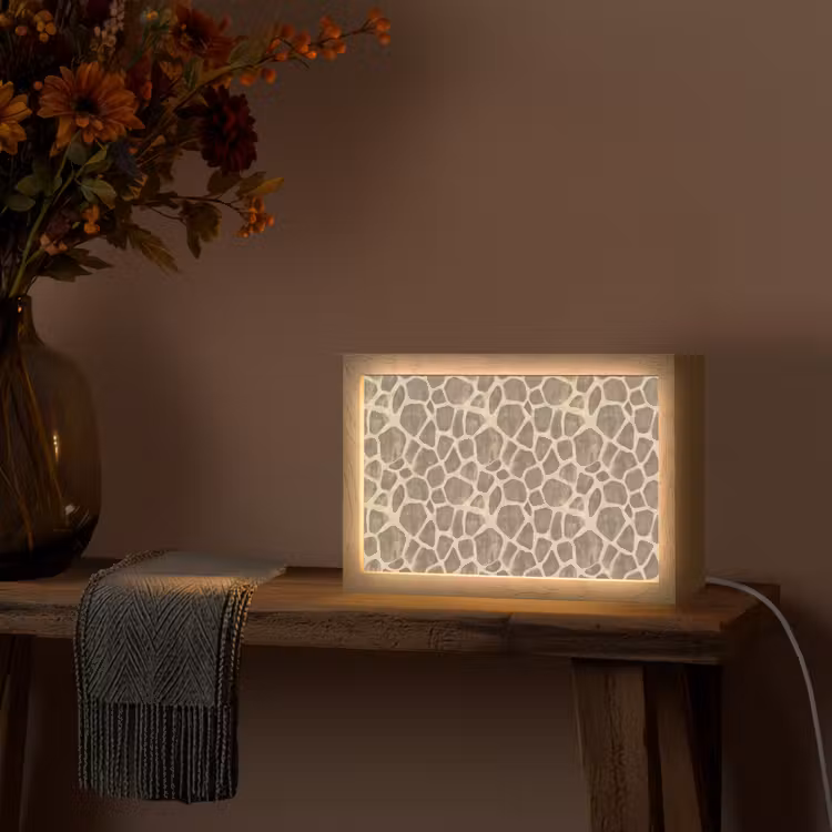 Giraf - Patroon - Beige - Bruin Light Box met kabel (Tafellamp) klein 924 -sfeer4