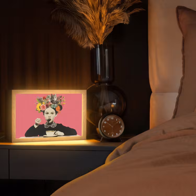Meisje - Kopje - Bloemen - Roze Light Box met kabel (Tafellamp) klein -sfeer1