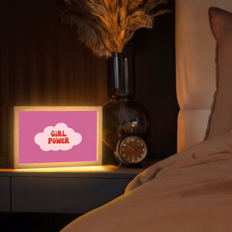 Girl power - Wolk - Roze Light Box met kabel (Tafellamp) klein -sfeer1