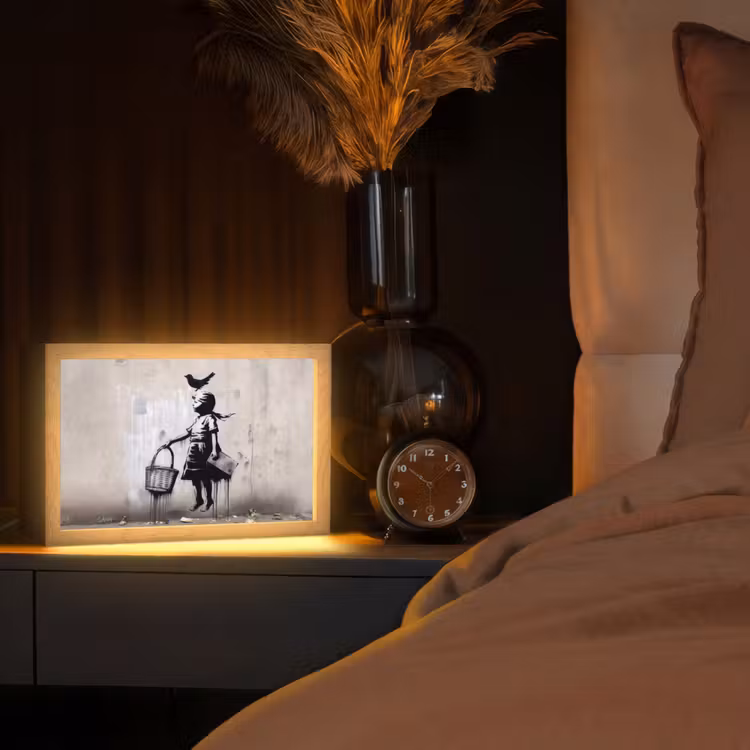 Graffiti - Meisje - Vogel - Street Art - Banksy Style Light Box met kabel (Tafellamp) klein -sfeer1