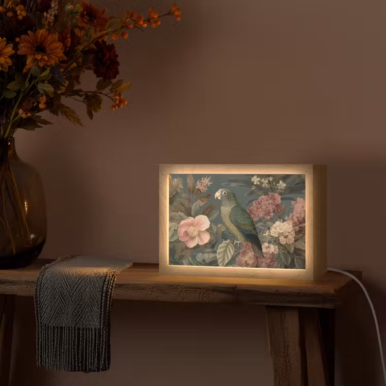 Groene papegaai - Kleurrijke bloemen - Donkere achtergrond Light Box met kabel (Tafellamp) klein -sfeer4