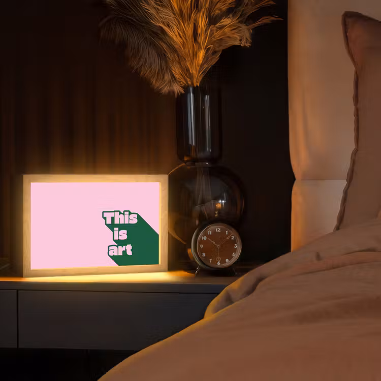Groen - Teskt - This is art - Roze Light Box met kabel (Tafellamp) klein -sfeer1