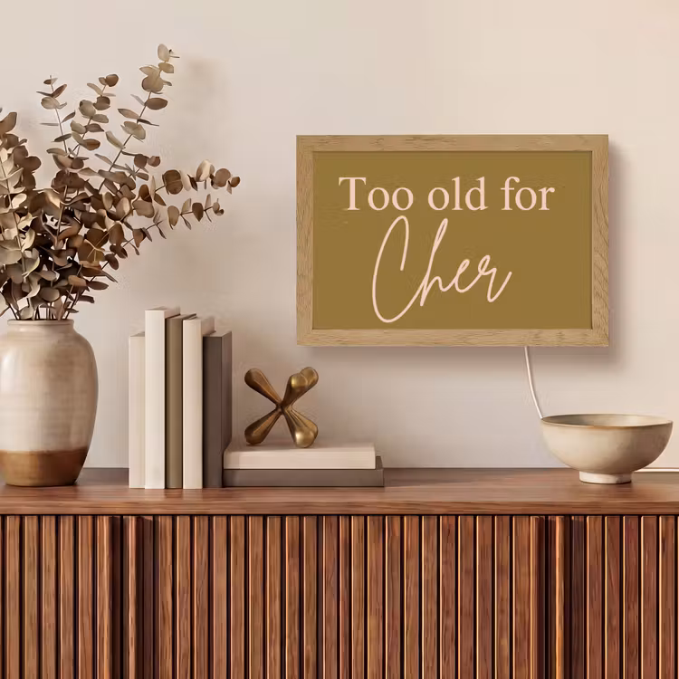 Groen - Too old for cher - Roze Light Box met kabel (Tafellamp) klein -sfeer2