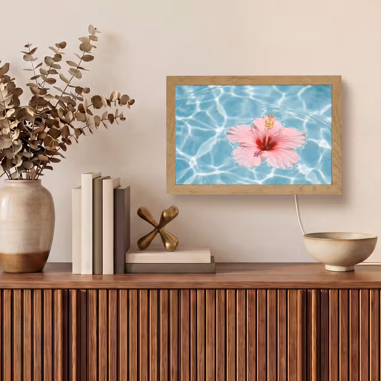 Hibiscus - Water - Roze Light Box met kabel (Tafellamp) klein -sfeer2