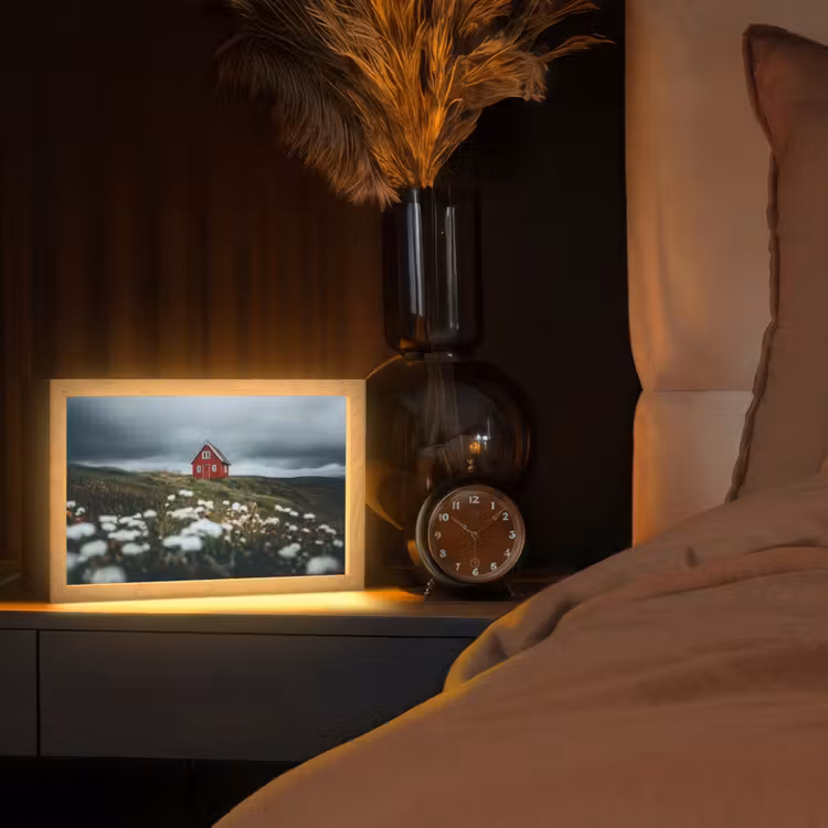 Heuvel - Huisje - Bloemen - Wit Light Box met kabel (Tafellamp) klein -sfeer1