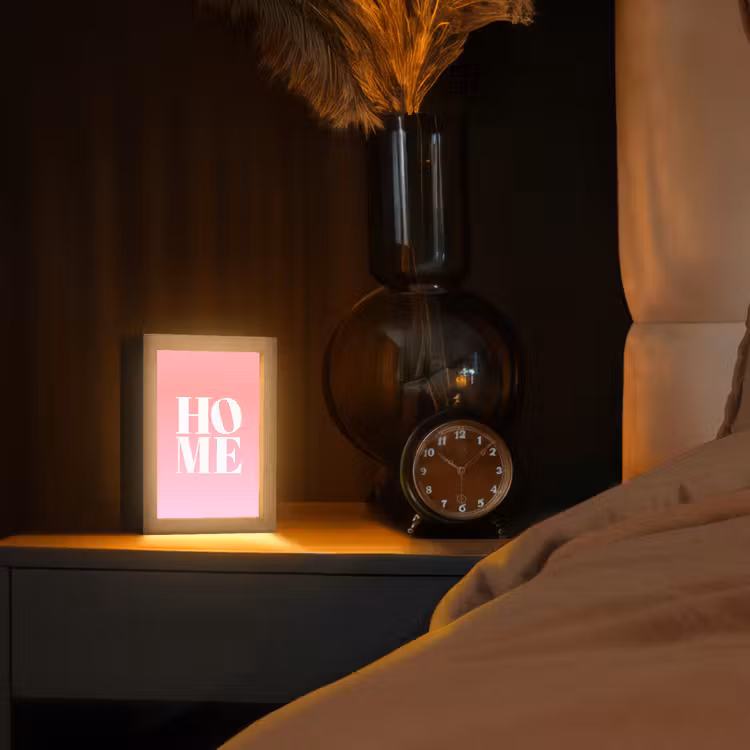 Home - Letters - Groot - Roze Light Box met kabel (Tafellamp) klein -sfeer1