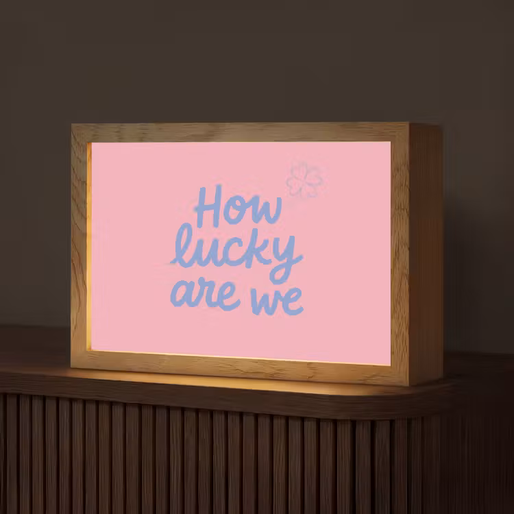 How lucky are we - Klavervier - Roze - Blauw Light Box met kabel (Tafellamp) klein -z3d_website