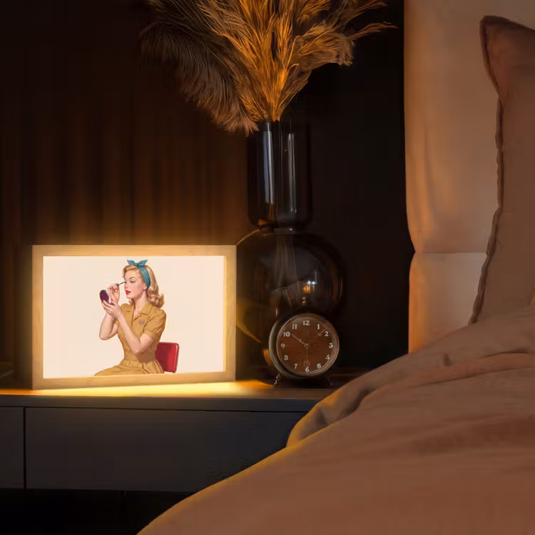 Illustratie - Mascara - Vrouw - Geel Light Box met kabel (Tafellamp) klein -sfeer1