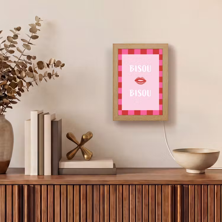 Kiss - Roze - Frans - Valentijn Light Box met kabel (Tafellamp) klein -sfeer2