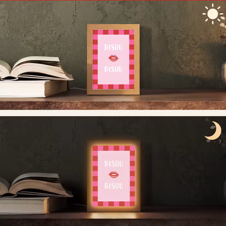 Kiss - Roze - Frans - Valentijn Light Box met kabel (Tafellamp) klein -sfeer3