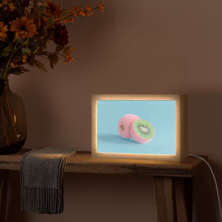 Kiwi - Blauw - Surrealistisch Light Box met kabel (Tafellamp) klein -sfeer4