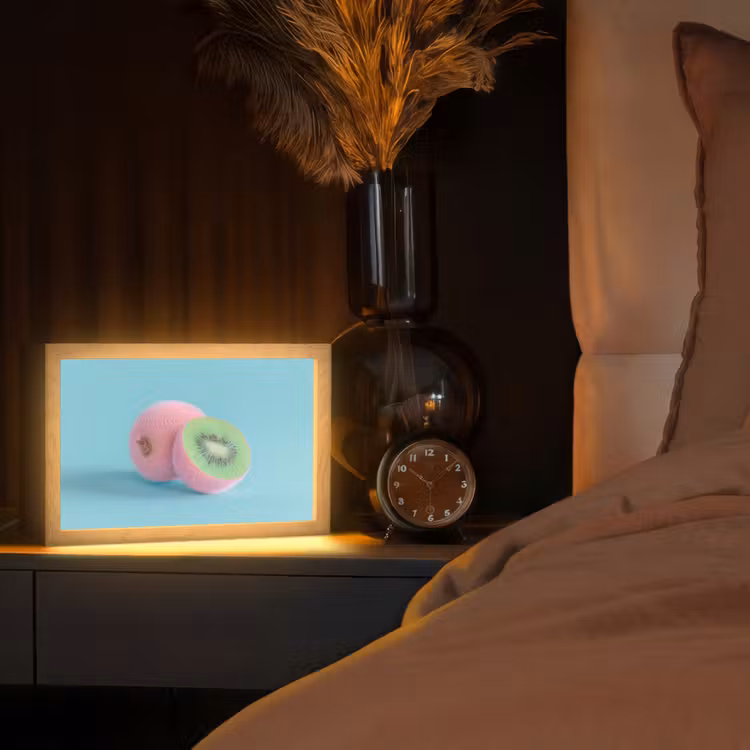 Kiwi - Blauw - Surrealistisch Light Box met kabel (Tafellamp) klein -sfeer1