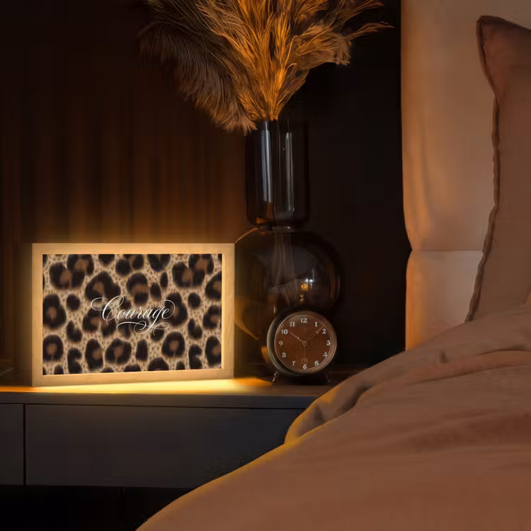Luipaardprint - Bruin - Courage - Sierlijk Light Box met kabel (Tafellamp) klein -sfeer1