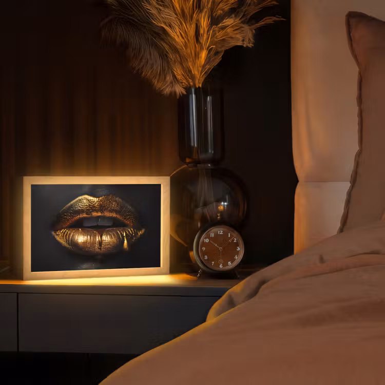 Lippen - Goud - Abstract - Zwart - Aesthetic Light Box met kabel (Tafellamp) klein -sfeer1