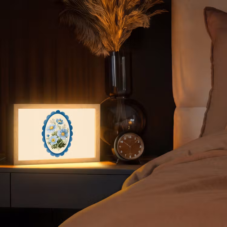 Lijst - Bloemen - Lichtblauw - Illustratie Light Box met kabel (Tafellamp) klein -sfeer1