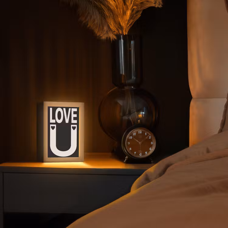 Love - Zwart - Minimalistisch Light Box met kabel (Tafellamp) klein -sfeer1