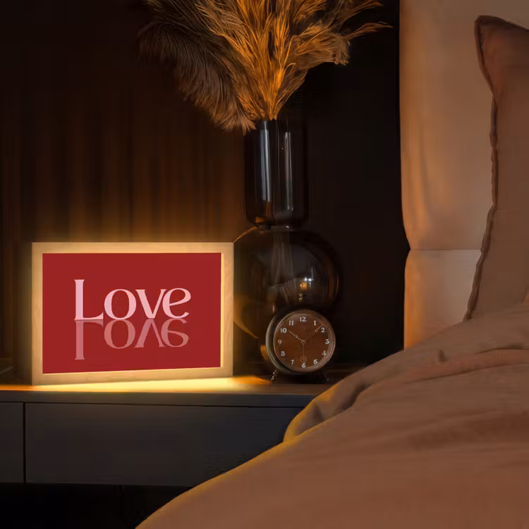 Love - Spiegeling - Rood Light Box met kabel (Tafellamp) klein -sfeer1