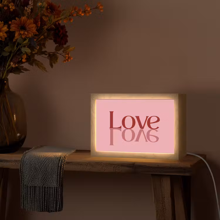 Love - Roze - Spiegeling Light Box met kabel (Tafellamp) klein -sfeer4
