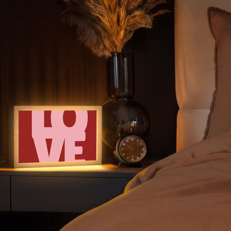 Love - Rood - Blokletters Light Box met kabel (Tafellamp) klein -sfeer1
