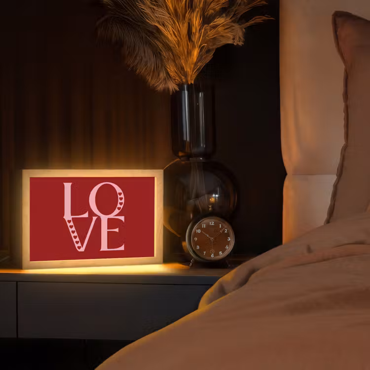 Love - Rood - Hatjes Light Box met kabel (Tafellamp) klein -sfeer1