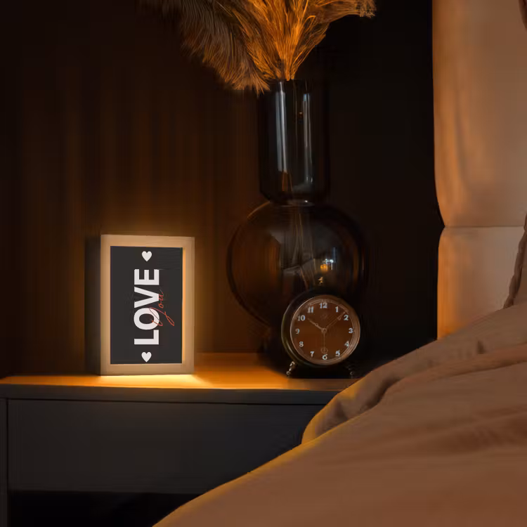 Love - Rood - Valentijn Light Box met kabel (Tafellamp) klein -sfeer1