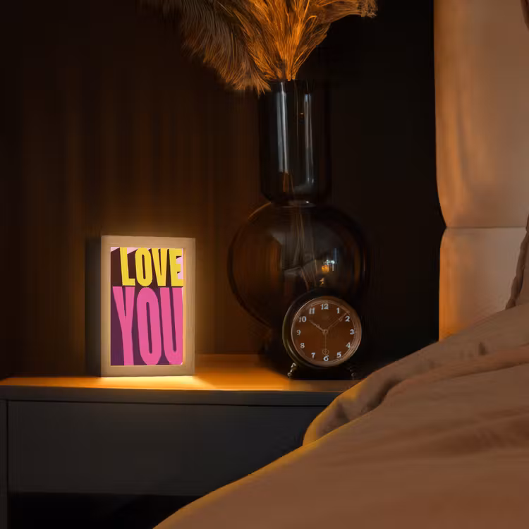 Love - Tekst - Roze - Valentijn Light Box met kabel (Tafellamp) klein -sfeer1