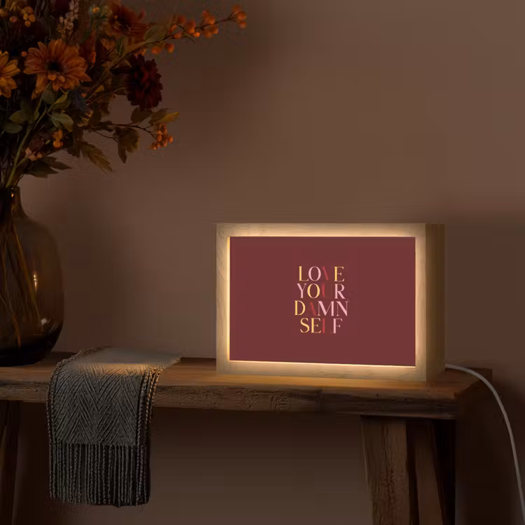 Love your damn self - Kleurrijk - Bordeaux Light Box met kabel (Tafellamp) klein -sfeer4